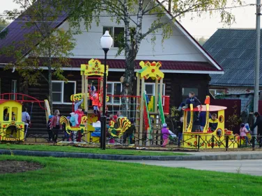 Фото детской площадки на площади Ложкарная