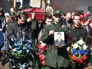 В последний путь под оружейные залпы