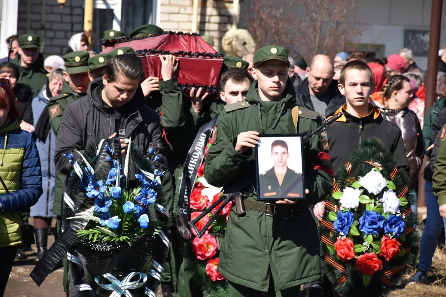 В последний путь под оружейные залпы