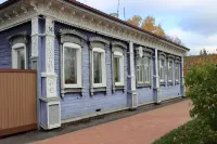 Жилой дом с накладной ажурной резьбо